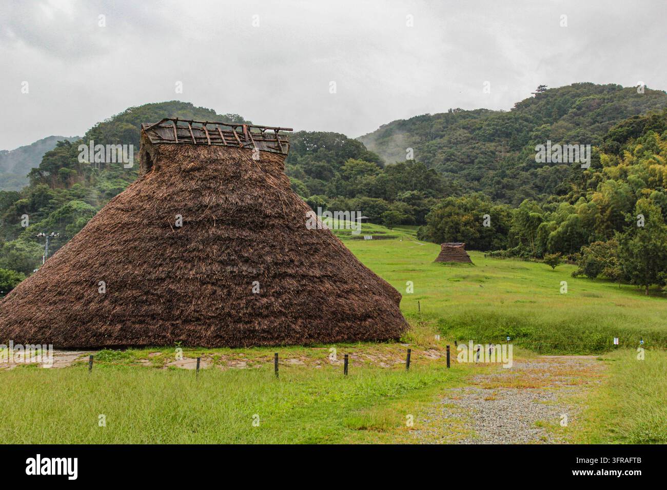 Les ruines de Gotocho Kakiuchi sont les restes d'un village qui produisait des outils en fer à la fin de la période Yayoi, il y a environ 1 800 à 1 900 ans. Banque D'Images