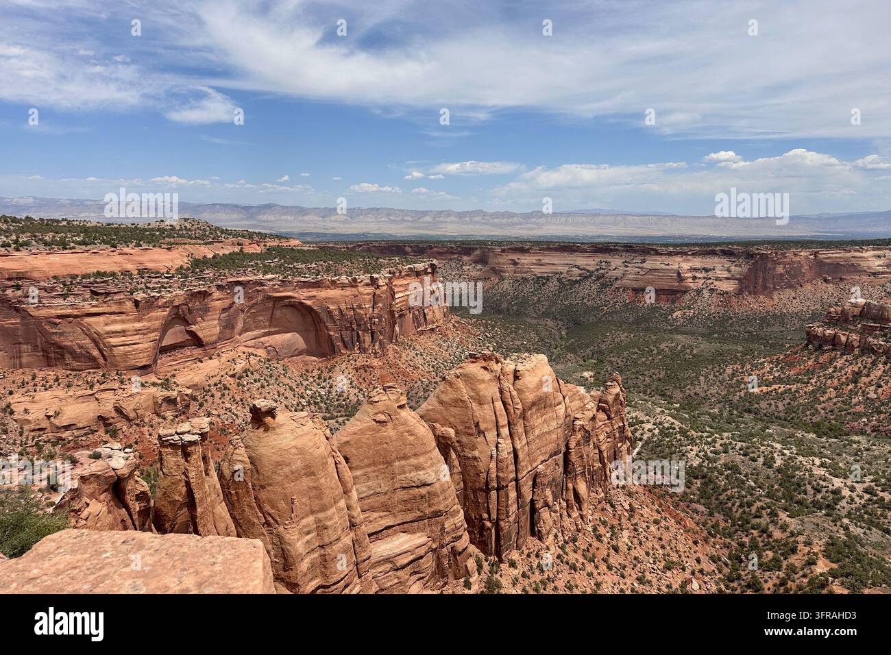 Tours en grès rouge et canyon stratifié dans le Monument national du Colorado - Image de stock capturée avec un smartphone