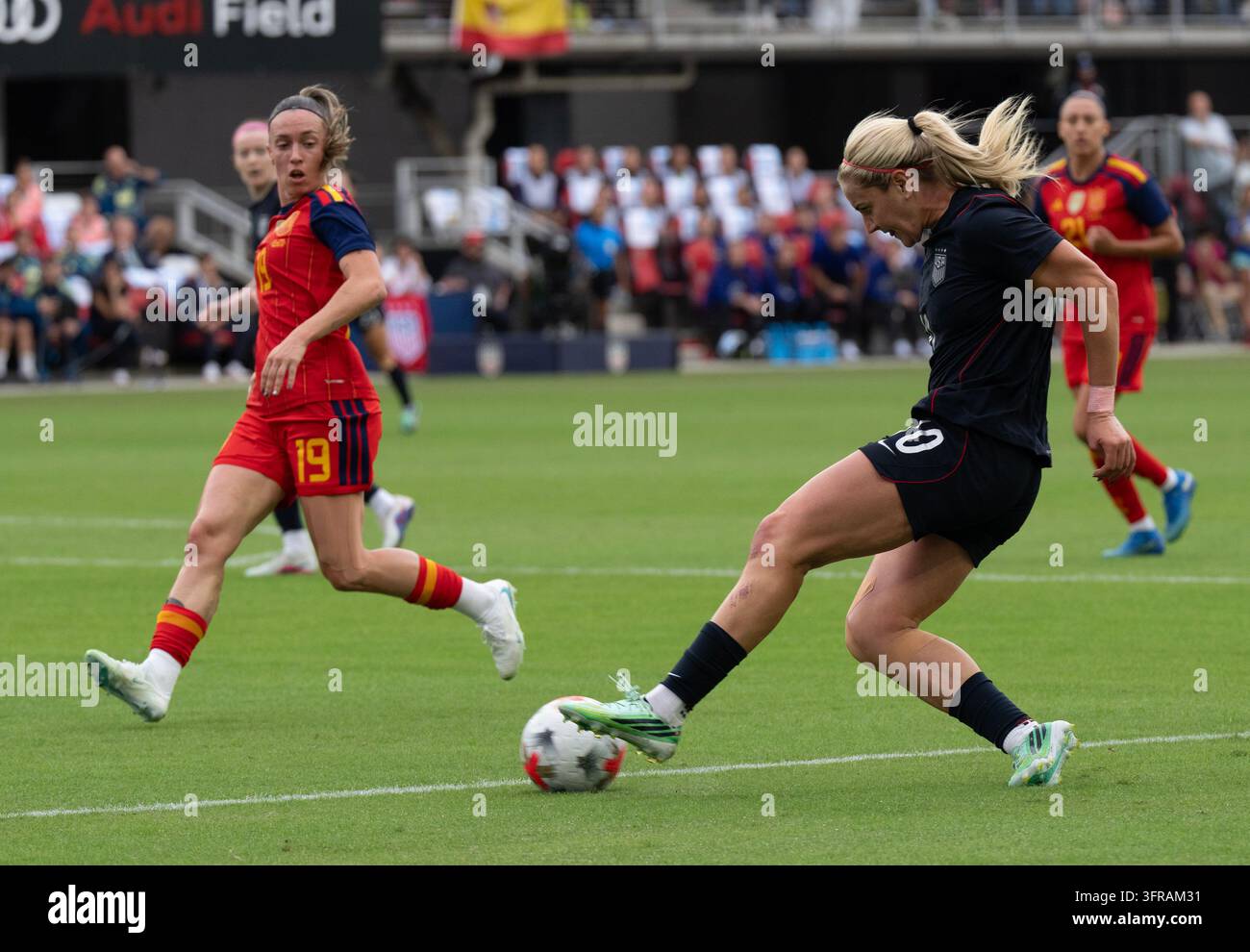 Washington, USA. 10 octobre 2026. WASHINGTON, DC - 10 OCTOBRE : La milieu de terrain américaine Lindsay Heaps (10) envoie une passe lors d'un match amical international entre l'équipe féminine des États-Unis et l'équipe féminine d'Espagne à l'Audi Field, à Washington, DC, le 10 octobre 2026. (Photo par Tony Quinn/SipaUSA) Credit : Sipa USA/Alamy Live News Banque D'Images