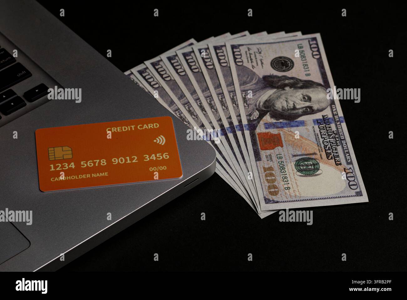 Cartes de débit et de crédit sur un ordinateur portable et de l'argent comme représentation du concept de transaction en ligne. Le concept de transaction moderne utilise une carte de crédit ou de débit Banque D'Images
