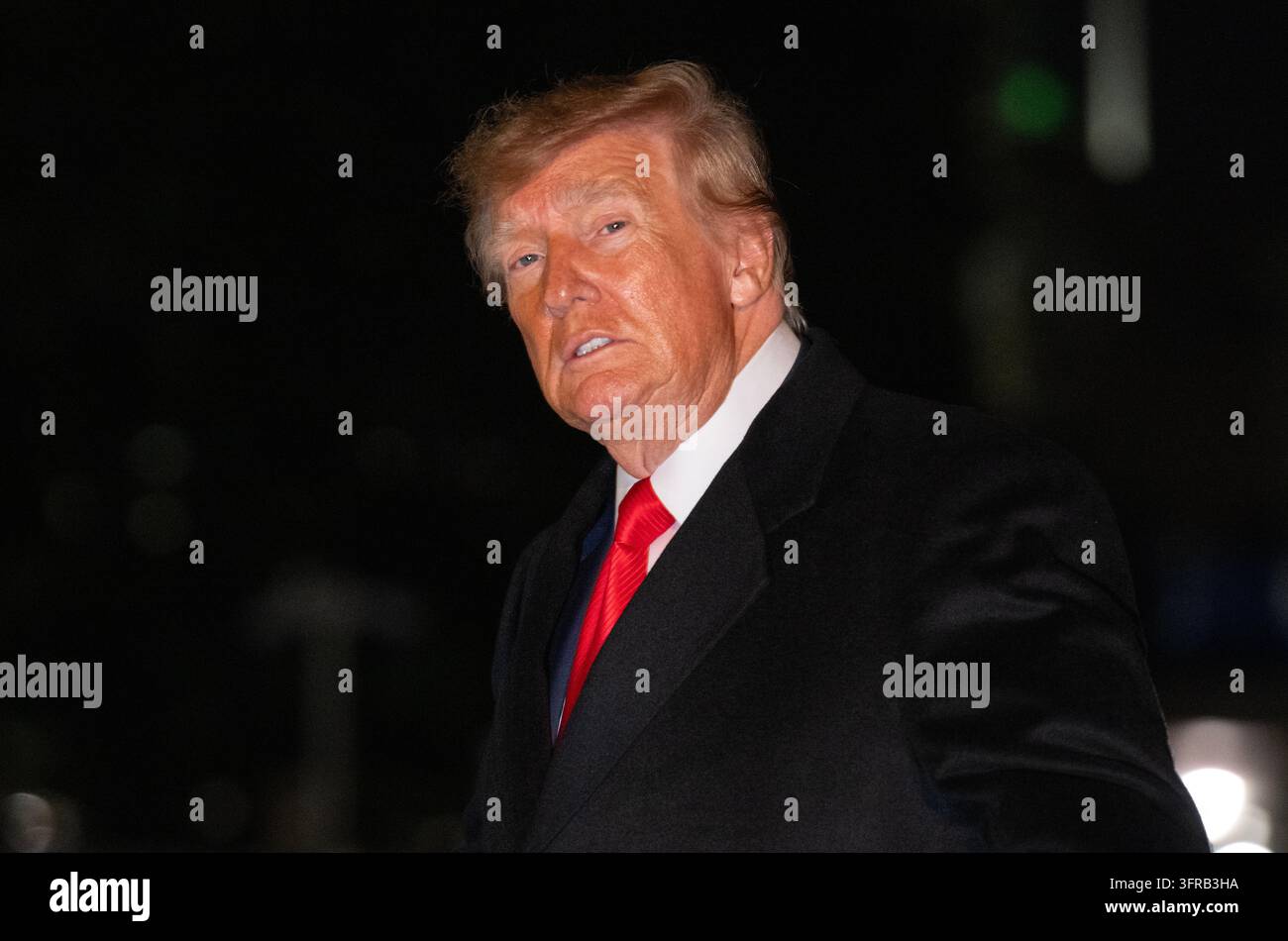Washington, États-Unis d'Amérique. 10 octobre 2026. Le président des États-Unis Donald J. Trump arrive sur la pelouse sud de la Maison Blanche à Washington, DC, États-Unis, en provenance de Clarksville, Tennessee, après un rassemblement de campagne pour les candidats républicains du Tennessee inscrits sur le bulletin de vote en novembre, le samedi 10 octobre 2026. Crédit : Ron Sachs/Pool/Sipa USA Crédit : Sipa USA/Alamy Live News Banque D'Images