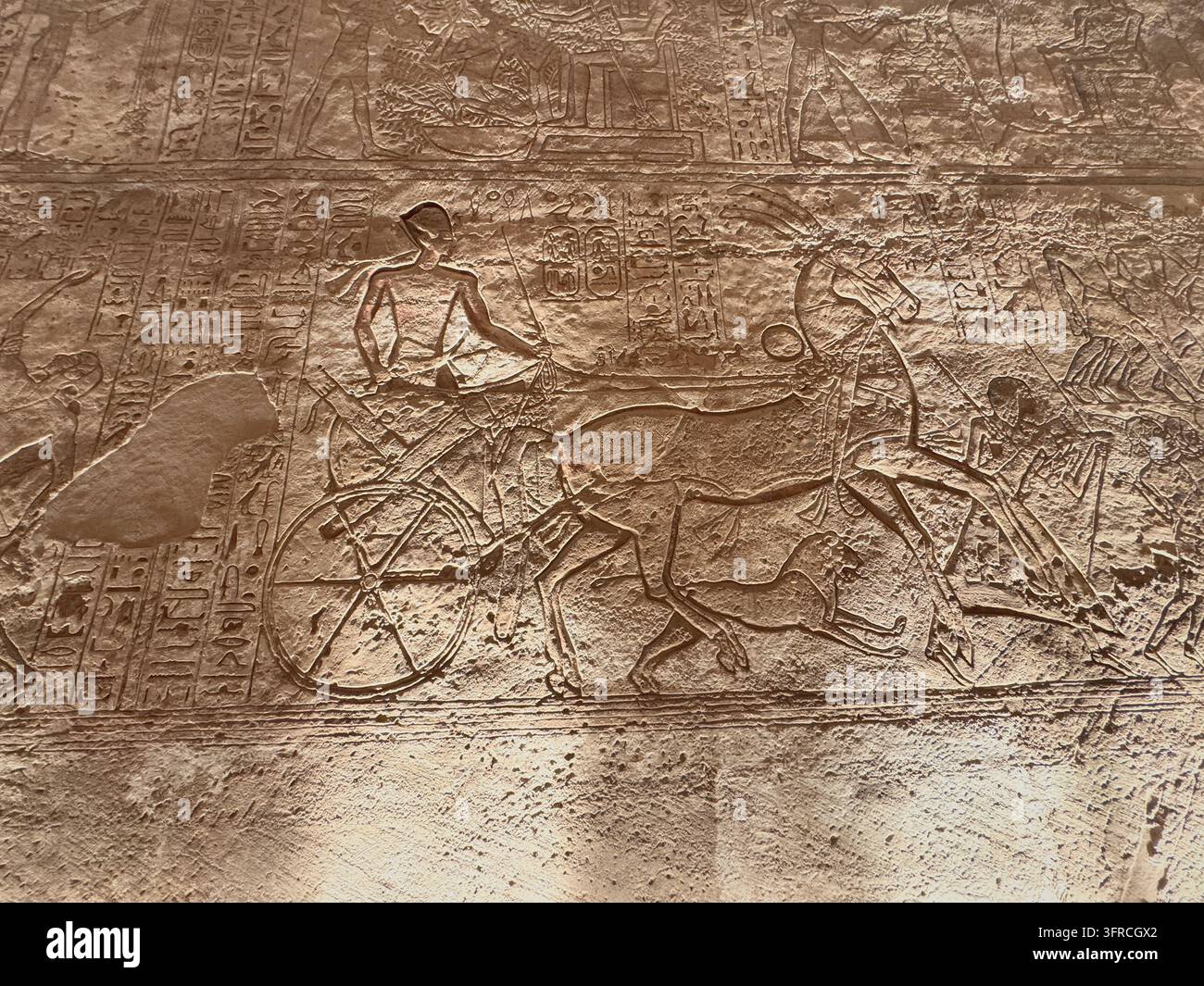 Relief du pharaon conduisant un char de guerre et tirant à l'arc lors de la bataille de Kadesh, gravé sur un mur du Grand Temple d'Abou Simbel, Égypte. Banque D'Images