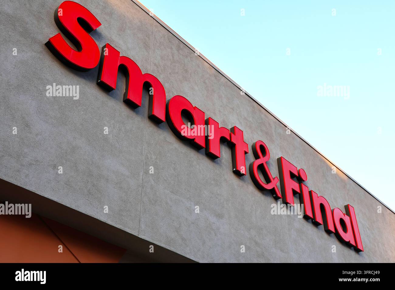 Panneau du supermarché Smart & Final. Détailant américain de produits d'épicerie proposant des aliments, des fournitures ménagères et des produits en gros volumes Banque D'Images