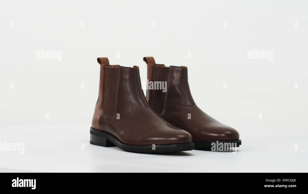 Bottines Chelsea en cuir marron, design intemporel de chaussures pour hommes et femmes, style classique et accessoire de mode Banque D'Images