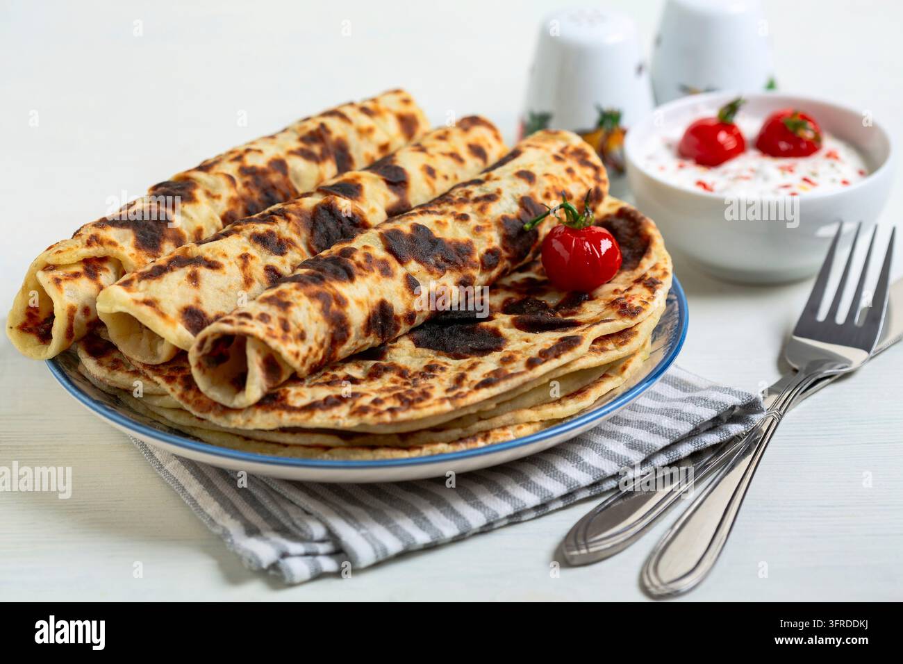 Les lefse norvégiennes traditionnelles sont des crêpes de pommes de terre fines avec une sauce aigre et épicée Banque D'Images