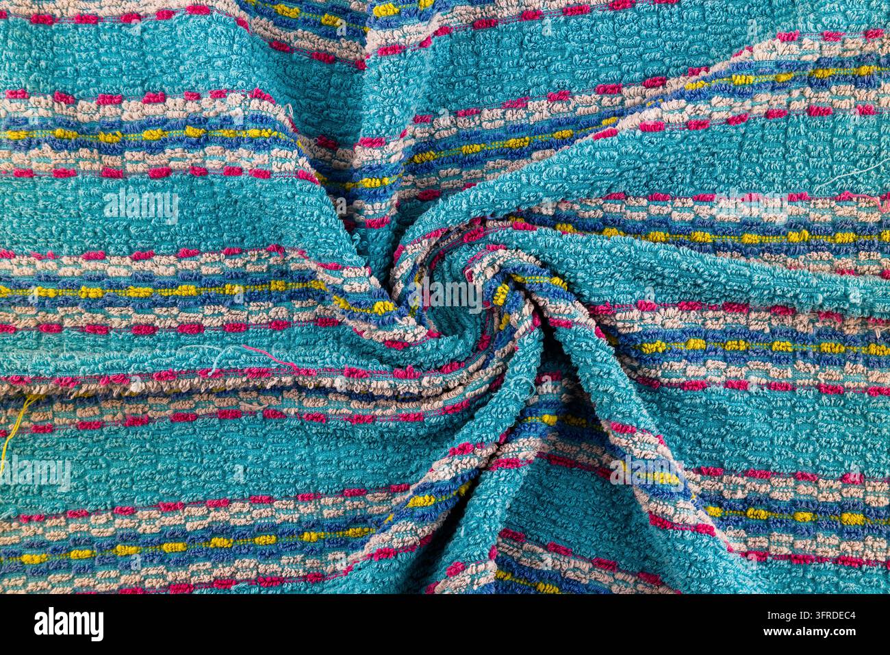 vieille serviette turquoise froissés avec plis en spirale - gros plan plein arrière-plan du cadre Banque D'Images