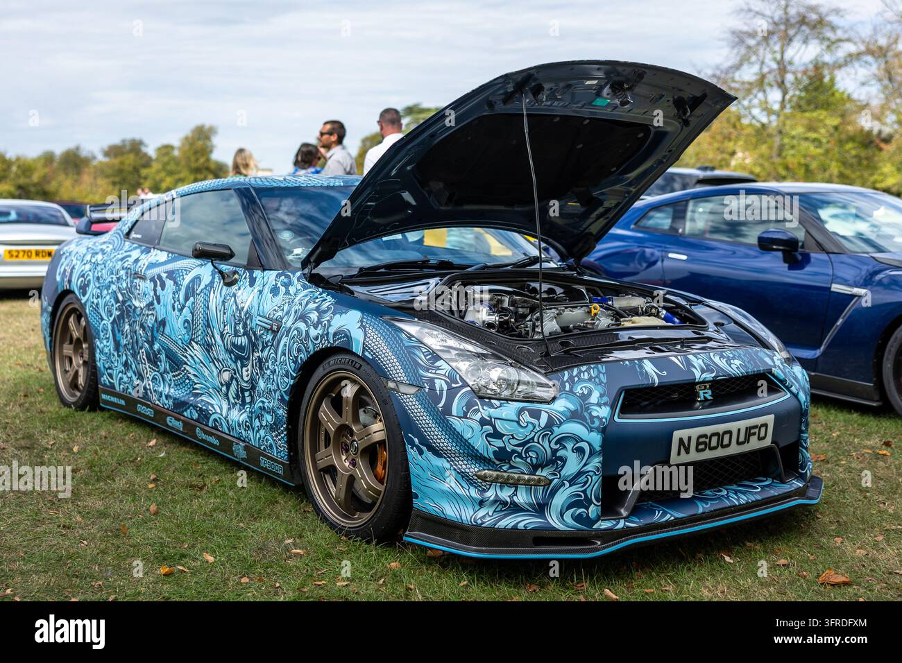Nissan GT-R (R35) arborant un style artistique de samouraï et de dragon par Art in Motion. Banque D'Images