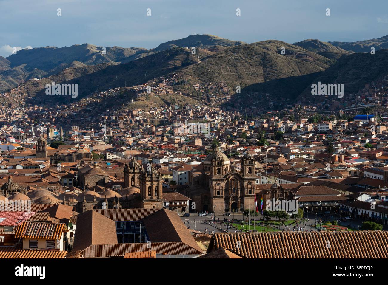 Vue panoramique du centre historique de Cusco, avec l'église de la Société de Jésus sur la Plaza de Armas. Banque D'Images