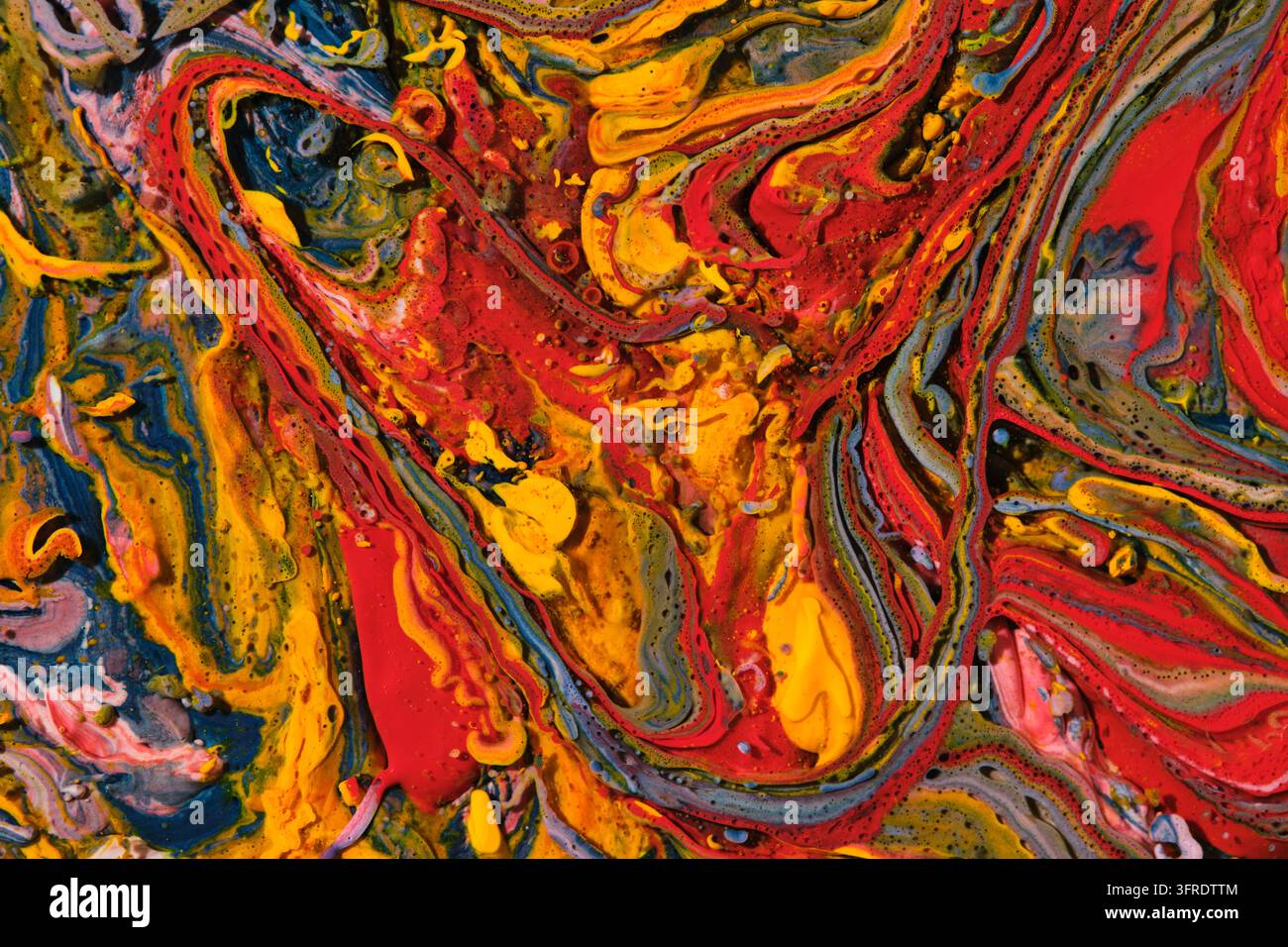 Fond abstrait avec peinture acrylique tourbillonnante vibrante aux couleurs riches en rouge, jaune et bleu Banque D'Images