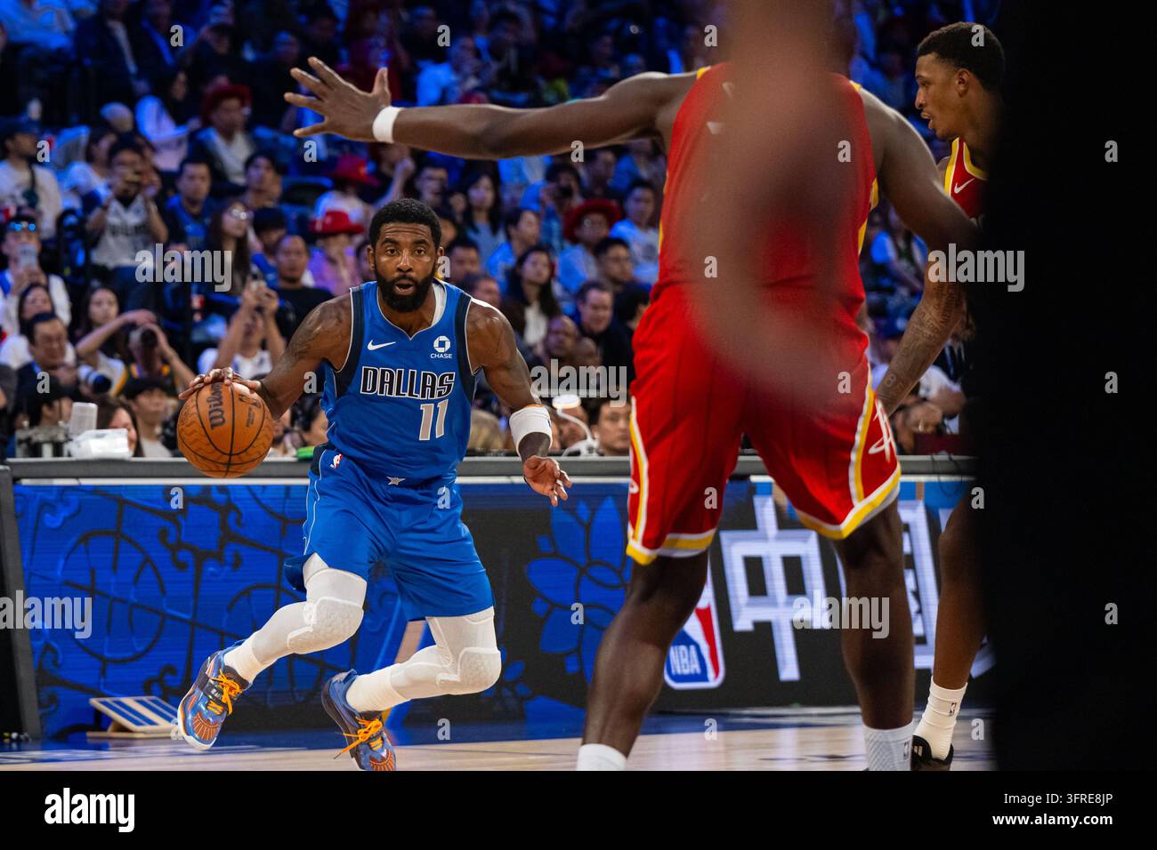 (261011) -- MACAO, 11 oct. 2026 (Xinhua) -- Kyrie Irving (L) des Dallas Mavericks dribble lors du match de pré-saison NBA 2026-2027 entre les Dallas Mavericks et les Houston Rockets à Macao, en Chine du Sud, le 11 octobre 2026. (Xinhua/Cheong Kam Ka) Banque D'Images