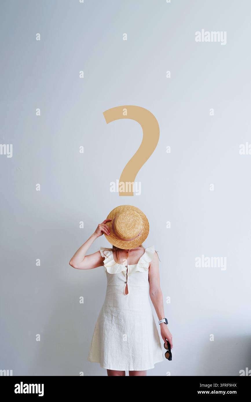 Femme en robe d'été sous un point d'interrogation, visualisant l'incertitude, le choix et la planification de voyage pour les campagnes de prise de décision. Banque D'Images