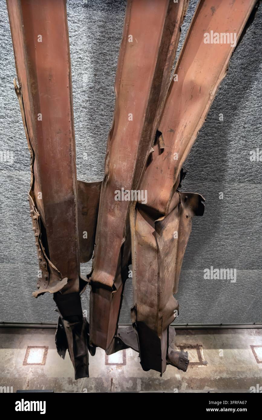 2019 New York City, États-Unis ; Colonnes de façade en acier torsadées du World Trade Center exposées au National September 11 Memorial and Museum Banque D'Images