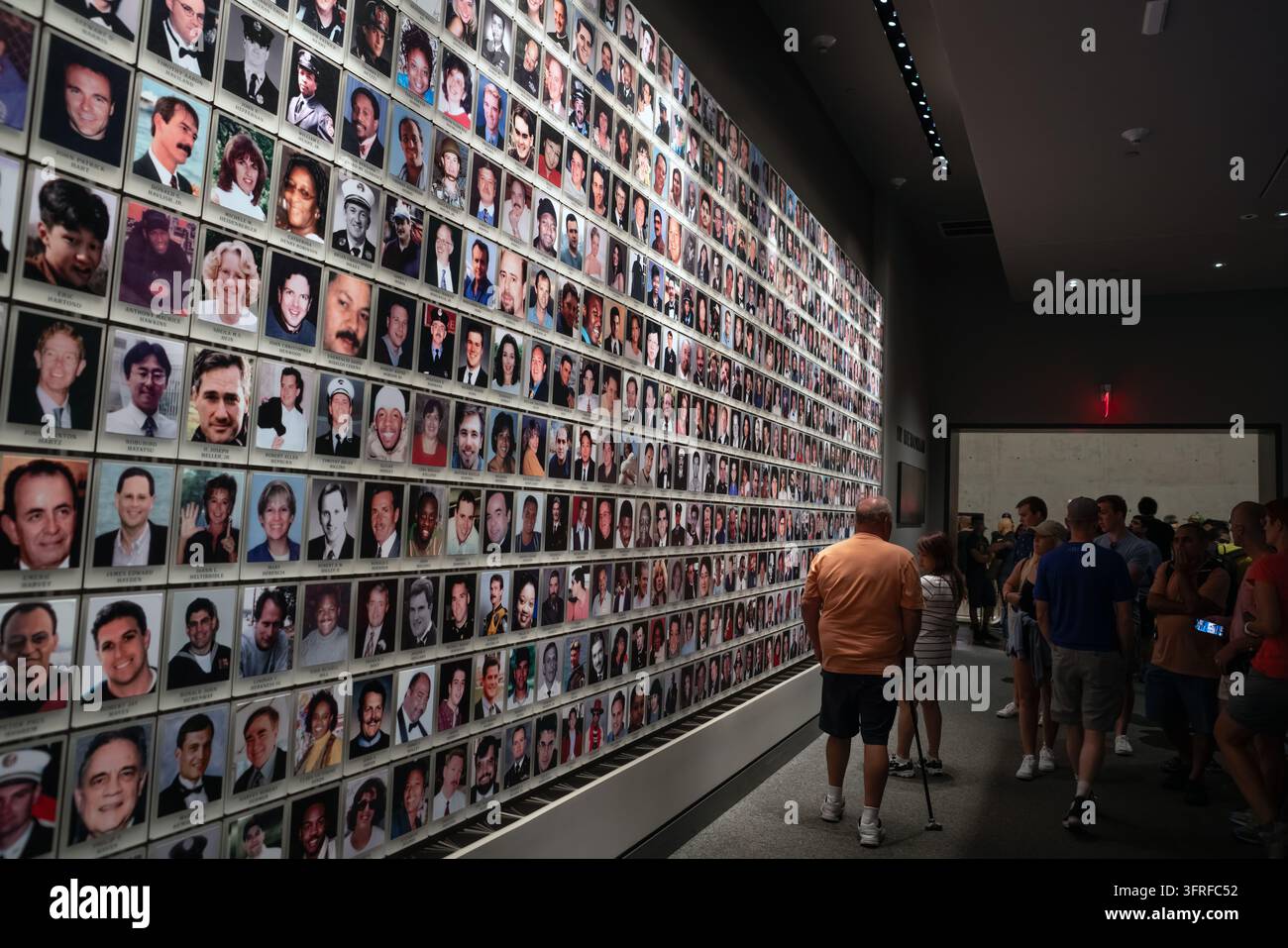 2019 New York City, États-Unis ; Mur de portraits des victimes exposé à l'intérieur du National September 11 Memorial and Museum, Lower Manhattan Banque D'Images