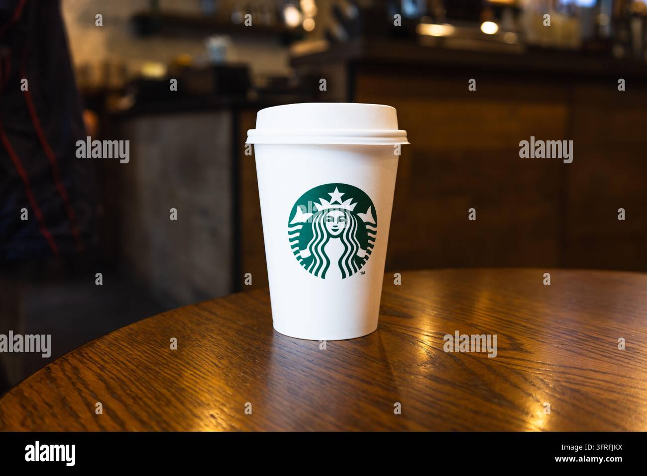 Tasse de café Starbucks sur une table en bois dans un café. Londres, Royaume-Uni, 8 juillet 2023 Banque D'Images