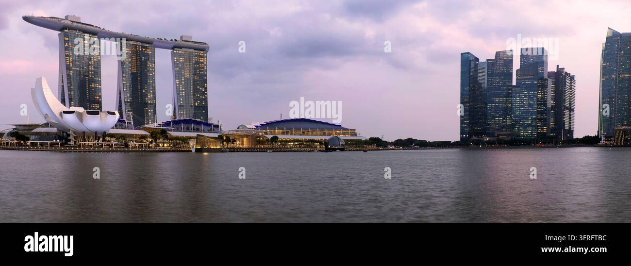 Vue sur le centre de Singapour : hôtel Marina Bay Sands, roue Flyer, musée ArtScience et Supergrove Banque D'Images