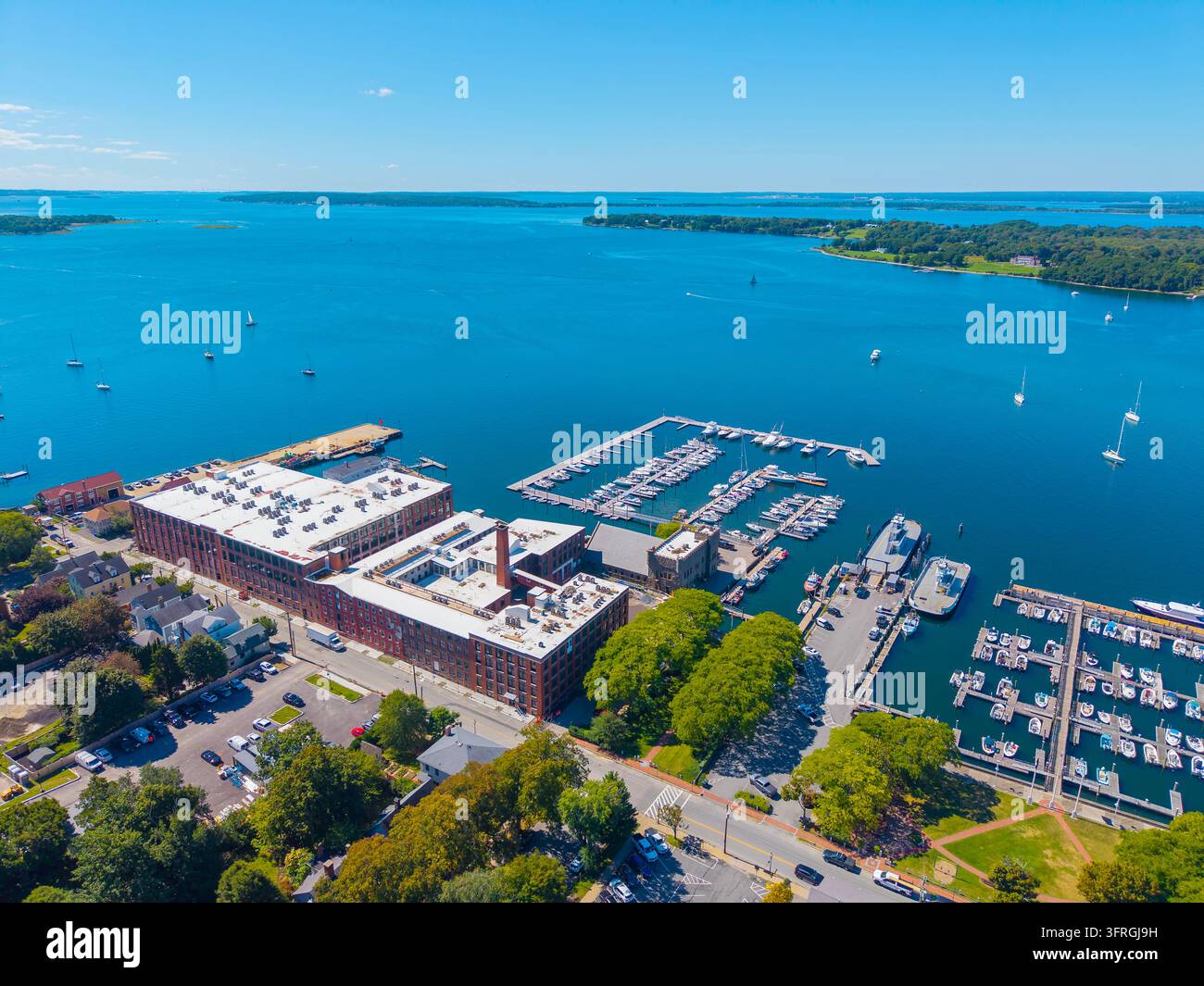 Vue aérienne du Bristol Marina and Maritime Center au 127 Thames Street au Bristol Harbor, ville de Bristol, Rhode Island RI, États-Unis. Banque D'Images