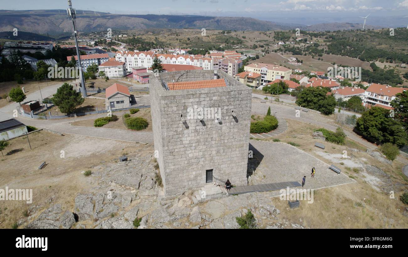 Vue aérienne du château historique de Guarda, entouré de terrains en pierre, de bâtiments urbains proches et de collines ondulantes à Guarda, district de Guarda, P Banque D'Images