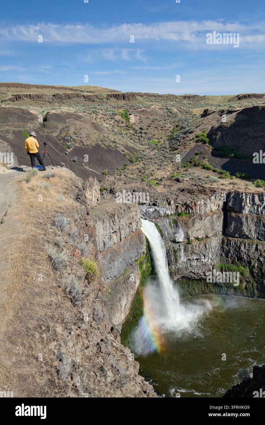 Cascade de Palouse Falls Palouse Washington dans le canyon de la rivière Palouse avec photographe Banque D'Images