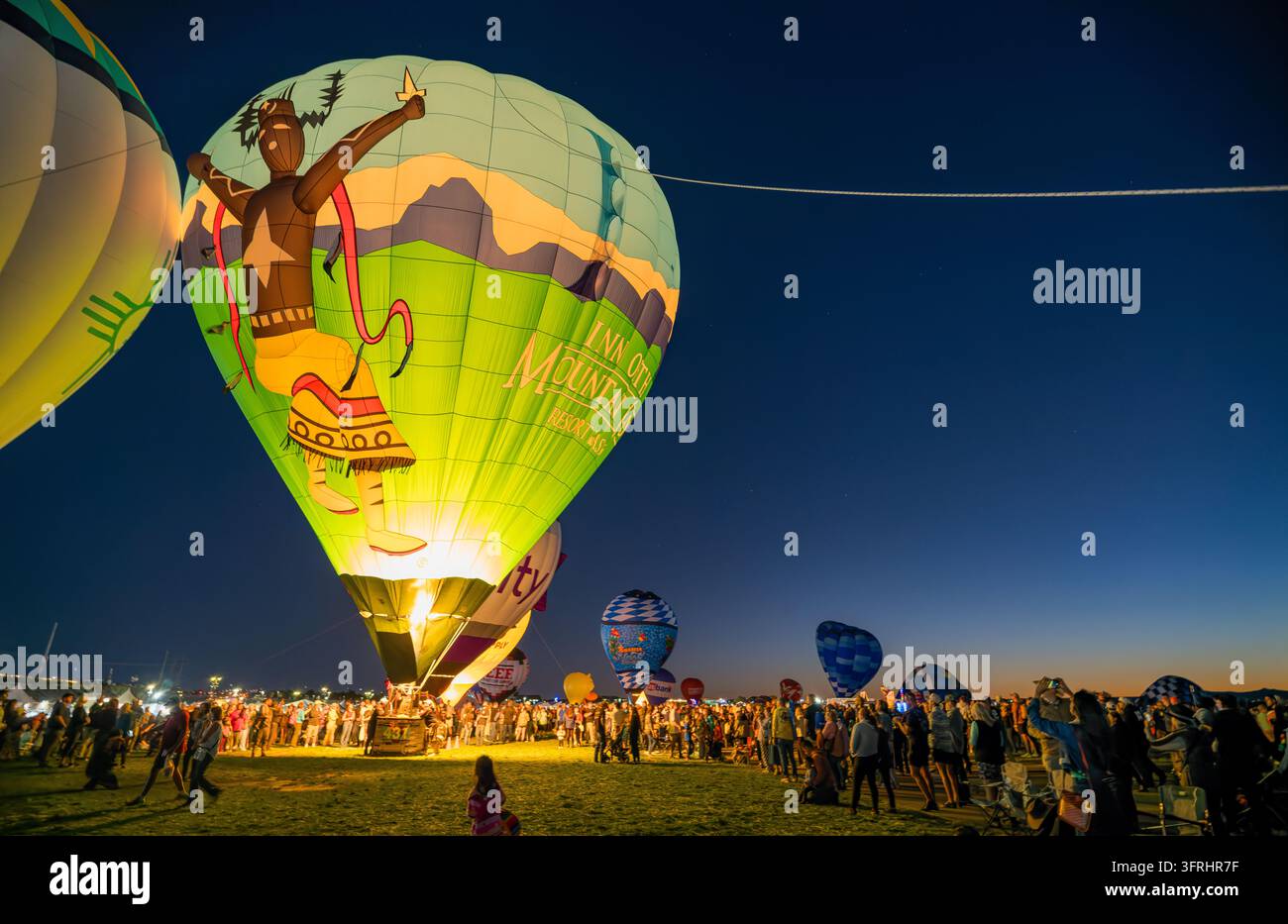 New Mexico, États-Unis, 02 OCT 2026 – Un grand ballon à air chaud représentant une figure amérindienne et un paysage montagneux est illuminé de l'intérieur Banque D'Images