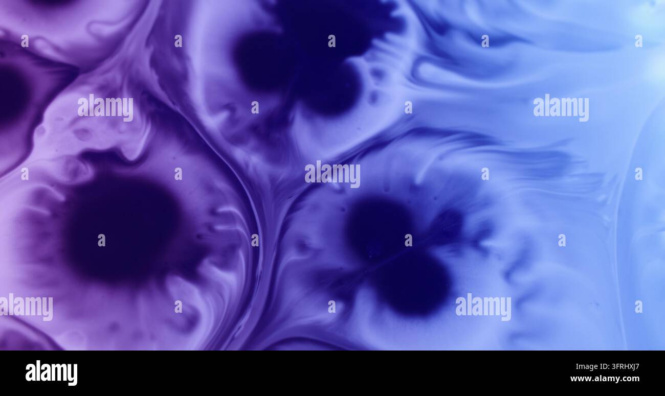 Mélange de peinture. Déversement de goutte. Goutte de liquide chimique de couleur bleu-violet flou s'étendant sur un fond créatif abstrait. Banque D'Images