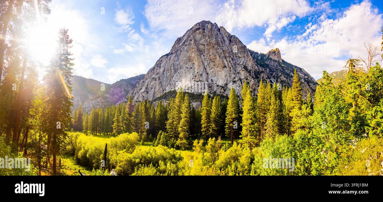 Zumwalt Meadows s'étend de manière pittoresque à travers le paysage panoramique du parc national de Kings Canyon Banque D'Images
