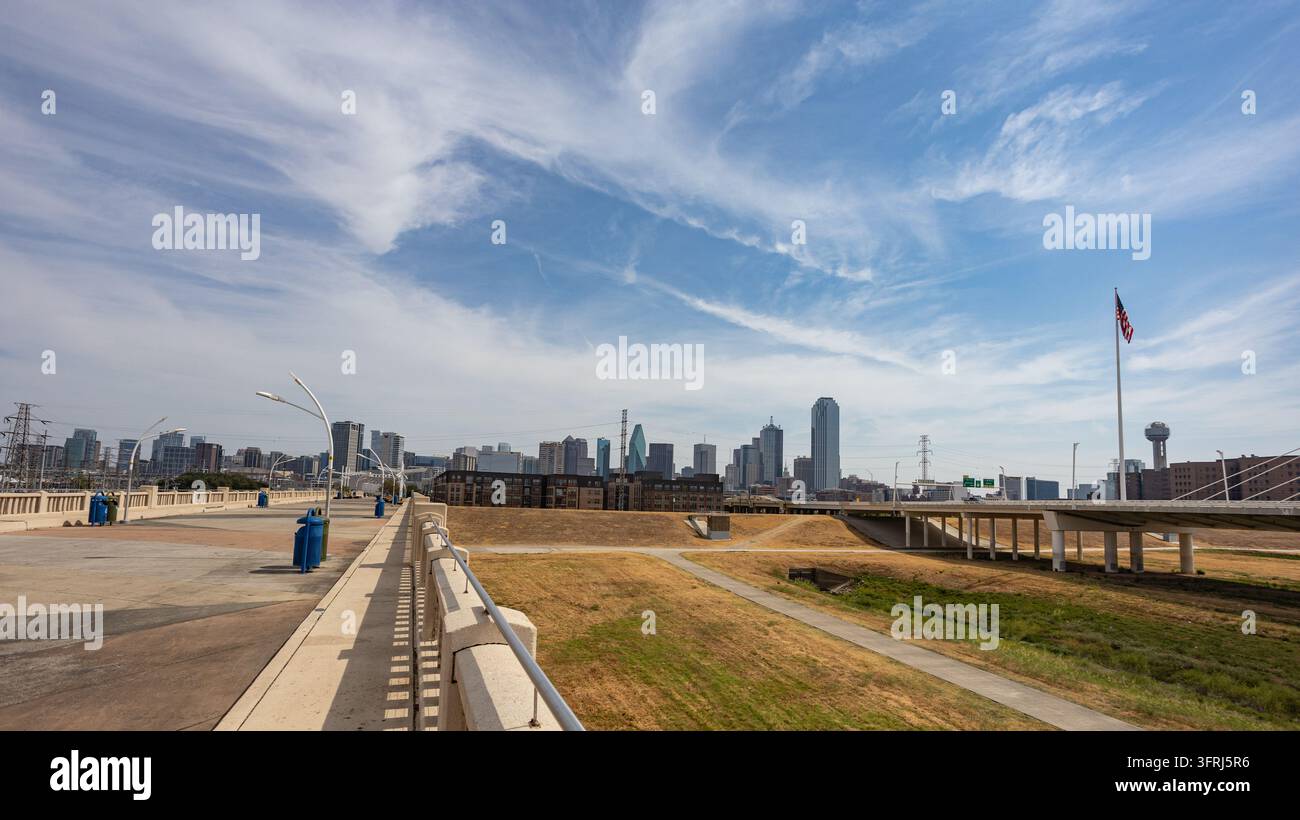 Vue large du centre-ville de Dallas, Texas, depuis le pont piétonnier Ronald Kirk, montrant la ligne d'horizon de la ville, la passerelle piétonne, le corridor de la rivière Trinity, l'autoroute Banque D'Images