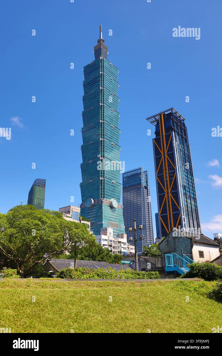 Bâtiment Taipei 101 et le Miltary Dependents Village dans le district de Xinyi, Taipei, Taïwan ROC Banque D'Images