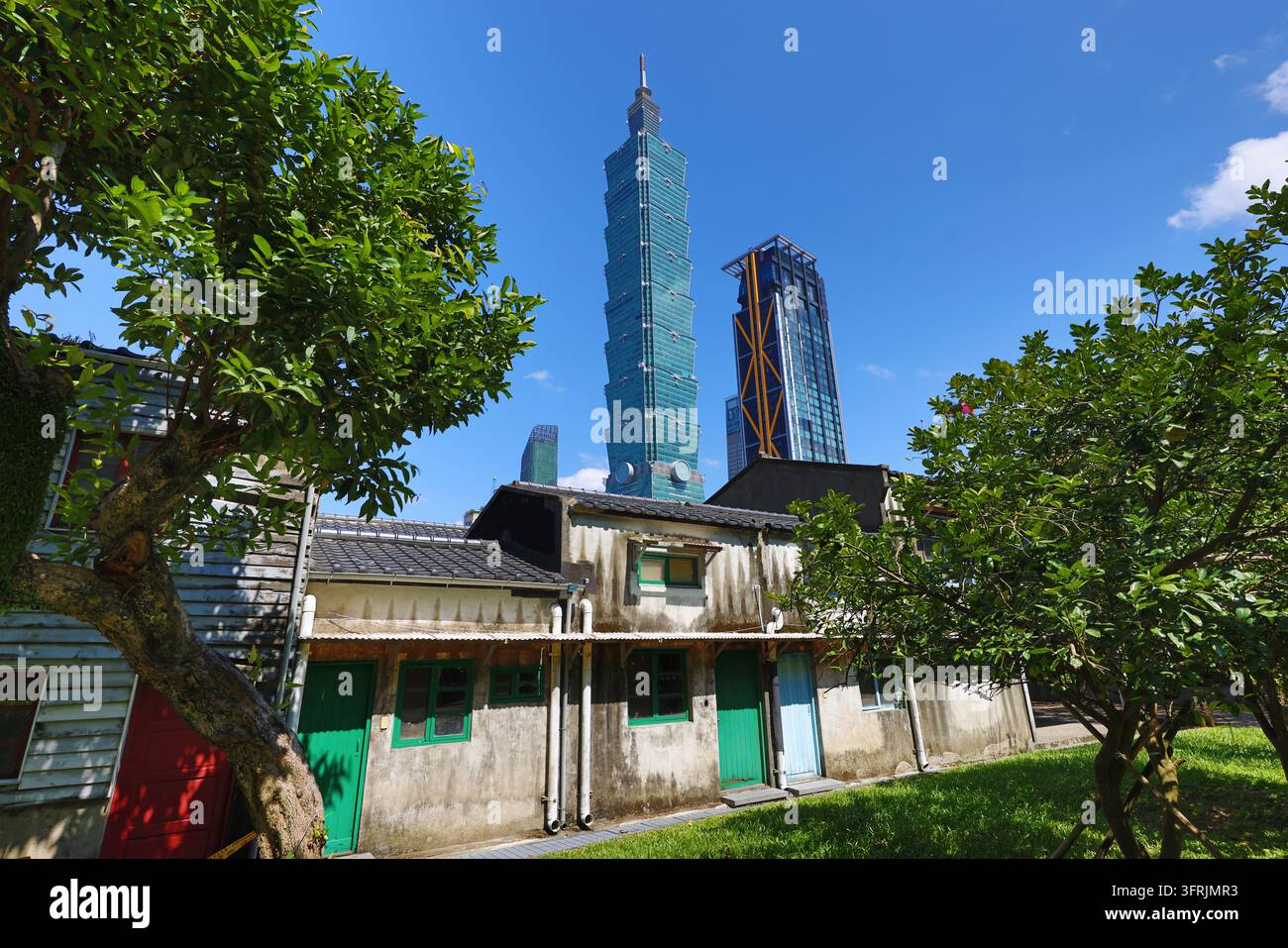 Bâtiment Taipei 101 et le Miltary Dependents Village dans le district de Xinyi, Taipei, Taïwan ROC Banque D'Images