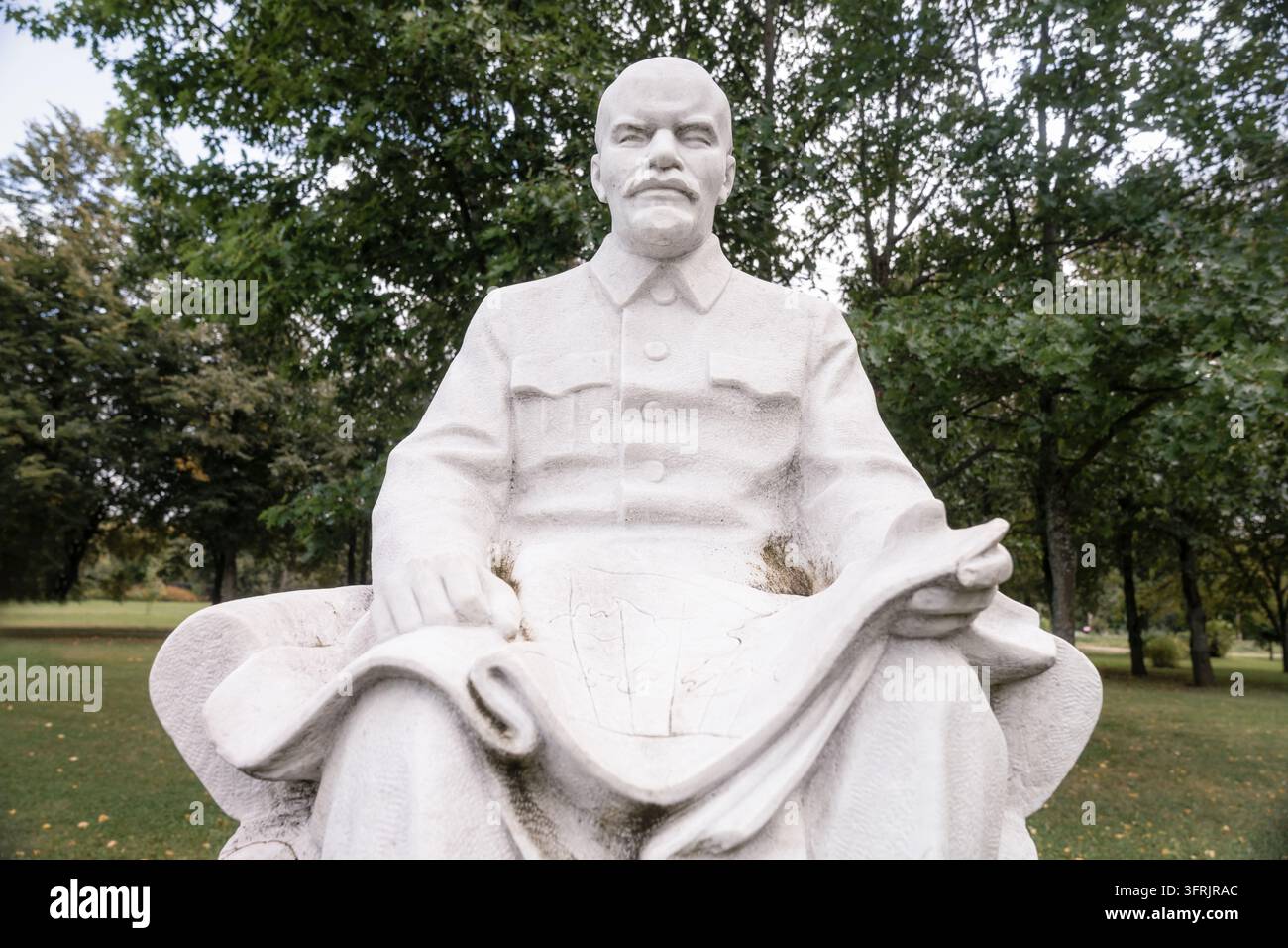 Vue frontale d'une sculpture monumentale de Vladimir Lénine assis sur une chaise avec un document ouvert sur les genoux lors de l'exposition muséale en plein air à Gorki Banque D'Images