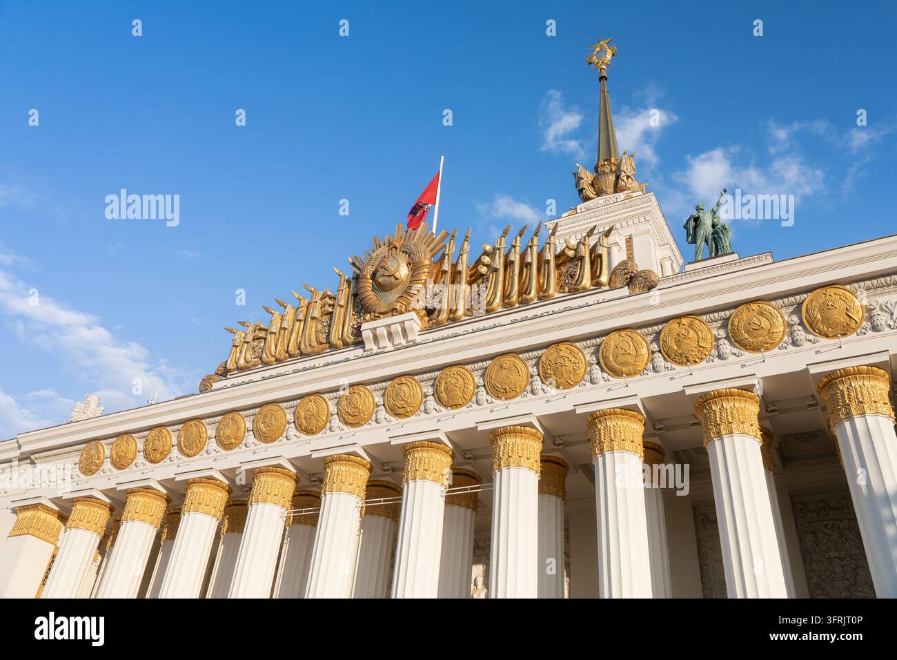 Moscou, Russie, 08 10 2026 : Moscou, Russie. Gros plan des décorations architecturales sur le Pavillon Central n° 1 à VDNKh. Armoiries dorées de l'Union soviétique Banque D'Images