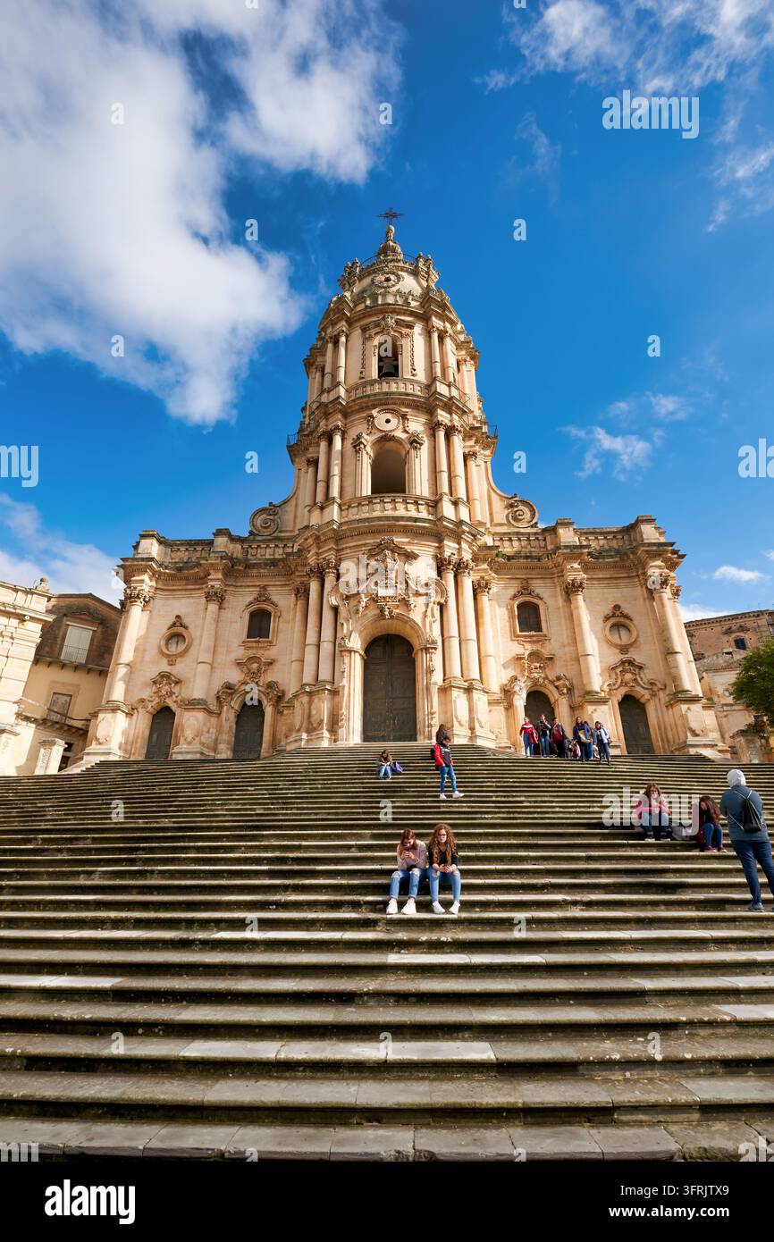 Façade baroque et clocher de l'église Saint-Georges au-dessus de ses marches monumentales à Modica Alta, Sicile, Italie, site du patrimoine mondial de l'UNESCO. Banque D'Images