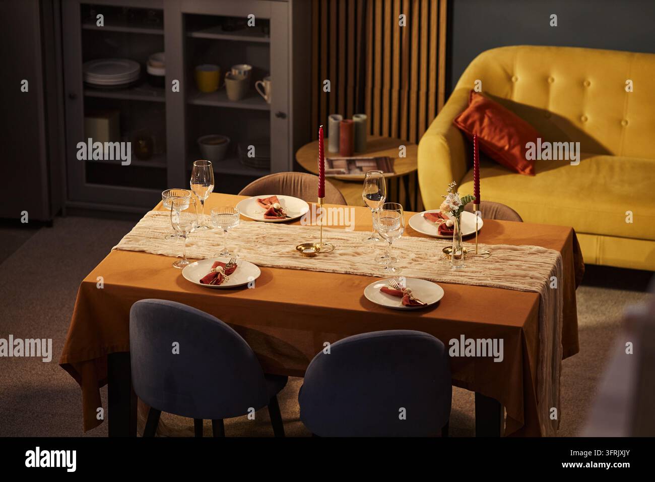 Élégante mise de table arrangée pour un dîner romantique à la maison Banque D'Images