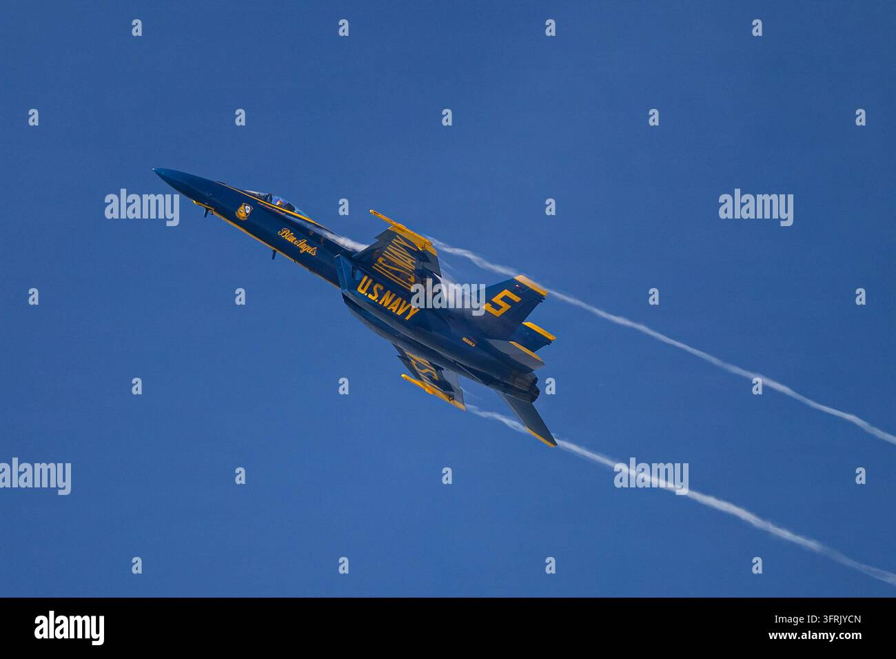 F/A-18 Super Hornet de l'U.S. Navy avec l'escadron de démonstration aérienne, les Blue Angels, effectue des manœuvres aériennes pendant la Fleet Week de San Francisco, en octobre Banque D'Images