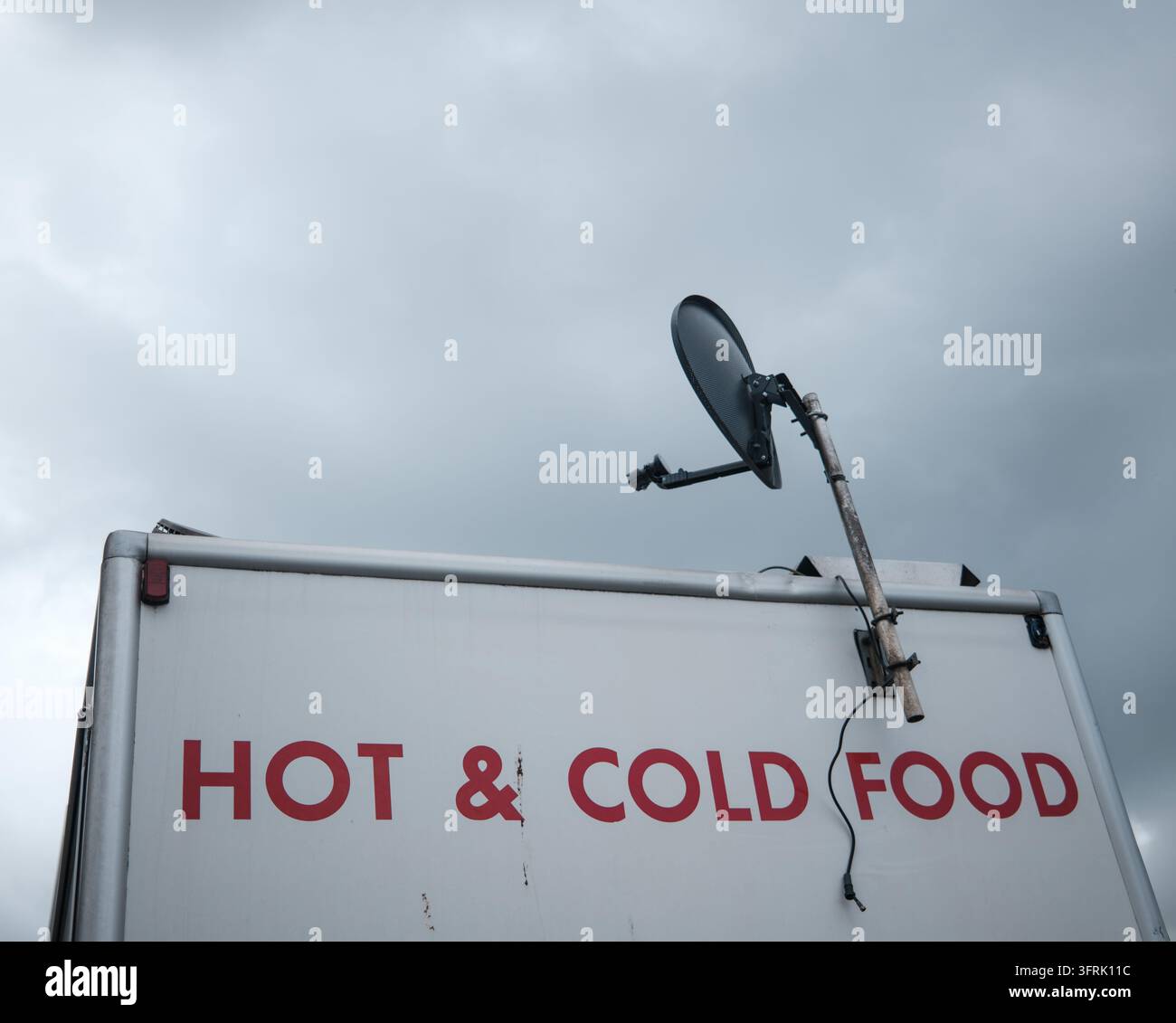 Camion de traiteur avec antenne parabolique et panneau à un festival de musique Banque D'Images
