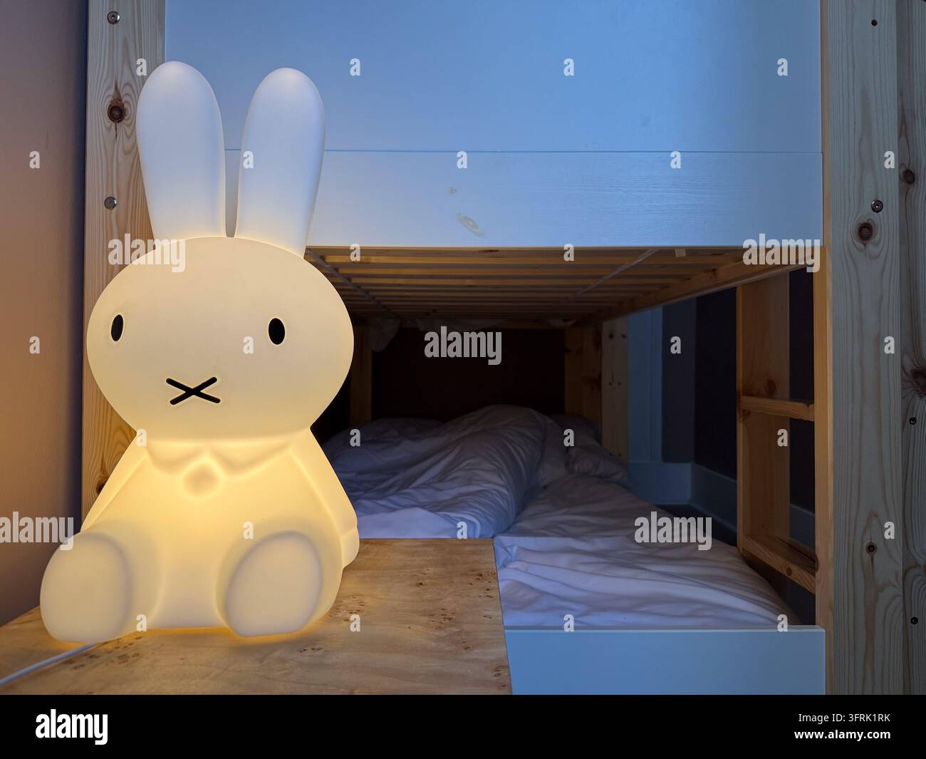 Lampe Miffy lumineuse, chambre confortable, regard, bannière espace libre, concept de décoration, maison Banque D'Images