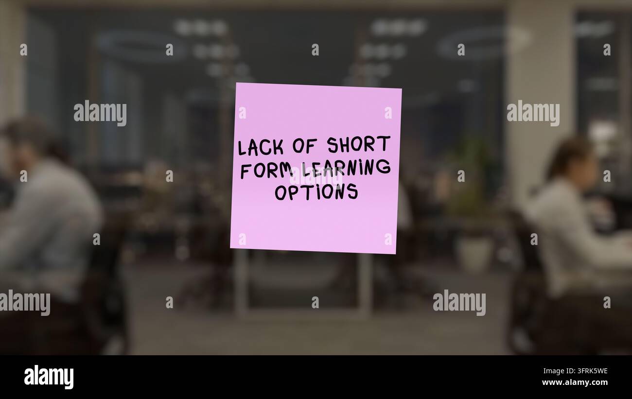 Mémorandum avec les mots "manque d'options d'apprentissage en forme courte" au premier plan, superposé à un fond flou montrant un plan ouvert Banque D'Images