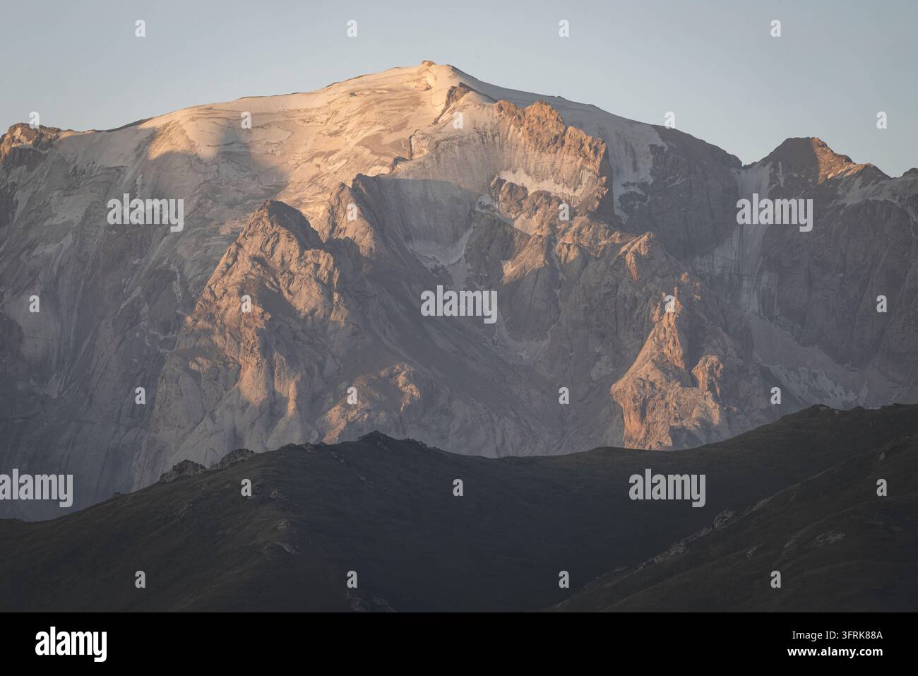 Sommet montagneux enneigé avec glacier à l'aube Banque D'Images