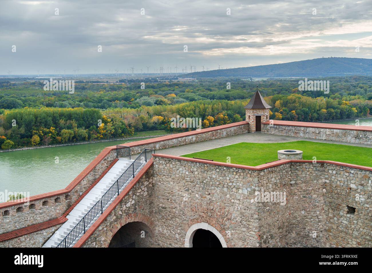 Une vue des fortifications du château de Bratislava avec le Danube. Banque D'Images