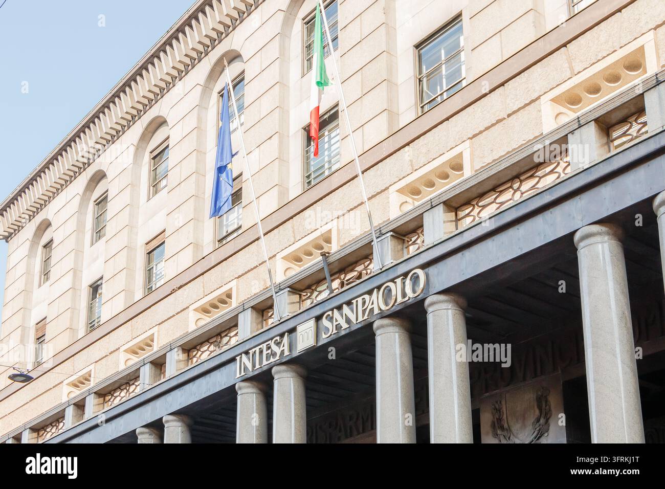 Milan, Italie - 03 novembre 2017 : Vue à angle moyen mettant en évidence la signalétique d'entreprise blanche et dorée proéminente de la banque Intesa Sanpaolo montée au-dessus d'un m Banque D'Images