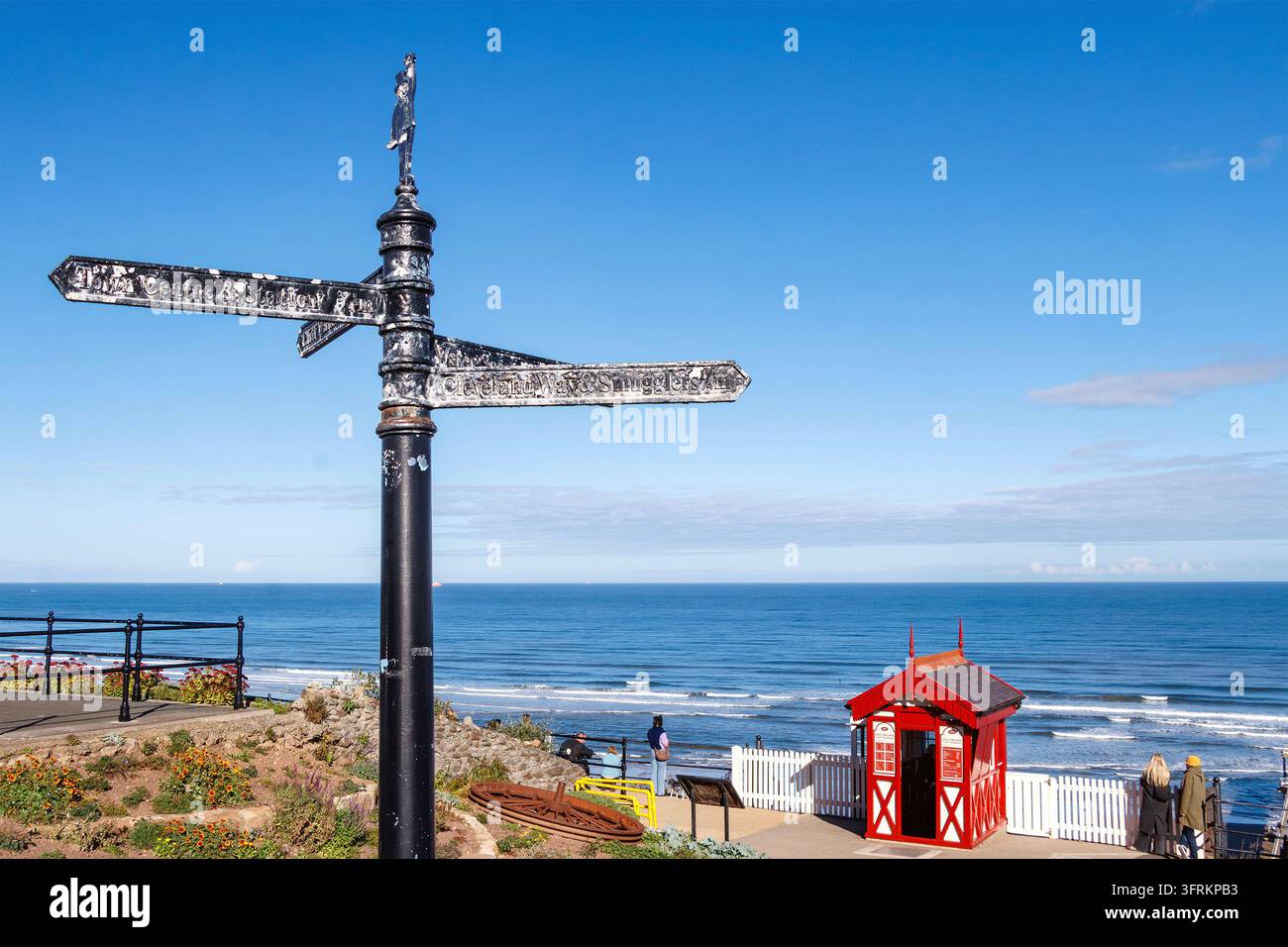 Panneau noir surplombant la côte à Saltburn-by-the-Sea dans le North Yorkshire Banque D'Images