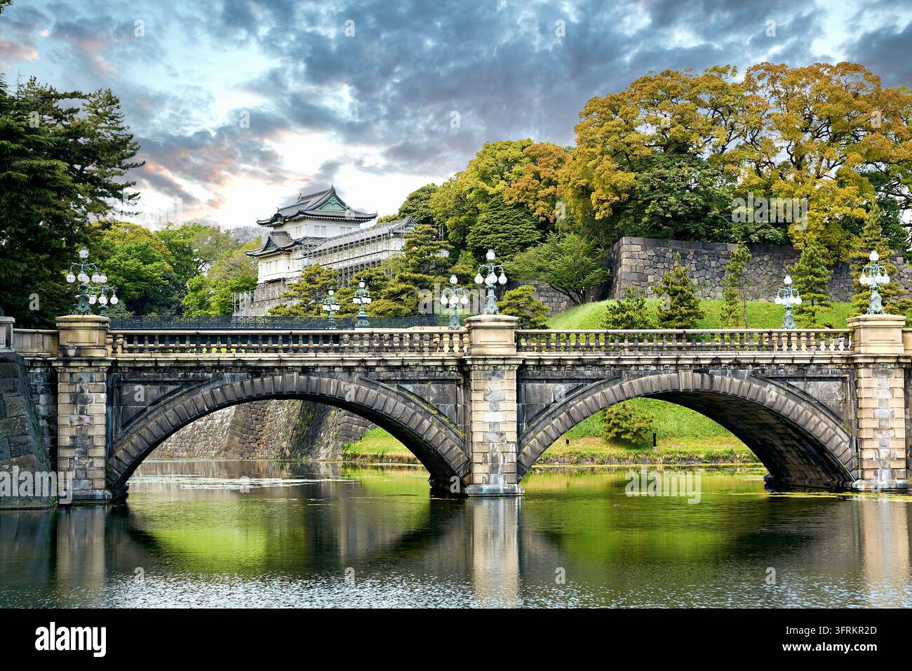 Pont en pierre à double arche enjambant le fossé sous la tourelle Fushimi-yagura du Palais impérial à Chiyoda, Tokyo, Japon, au printemps. Banque D'Images
