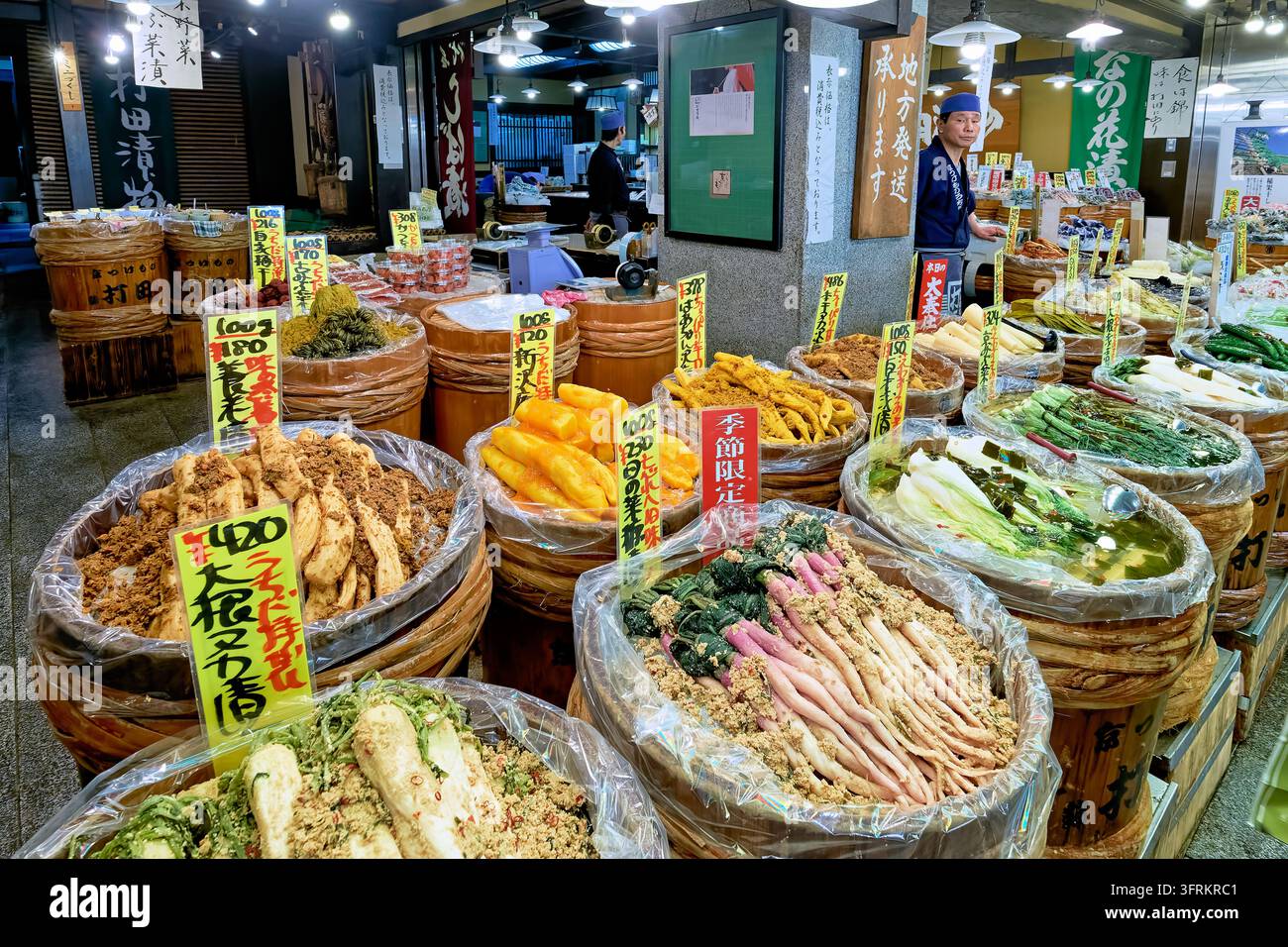 Tsukemono, y compris le radis daikon, le concombre et le chou, vendus au poids avec des étiquettes de prix manuscrites dans une épicerie traditionnelle Banque D'Images