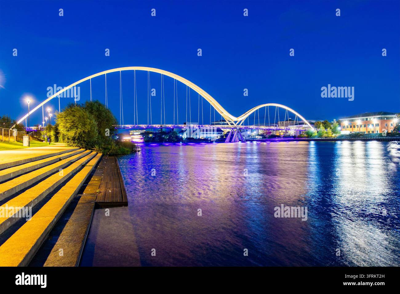Le pont Infinity traversant la rivière Tees à Stockton-on-Tees en Angleterre la nuit avec éclairage et pose longue Banque D'Images