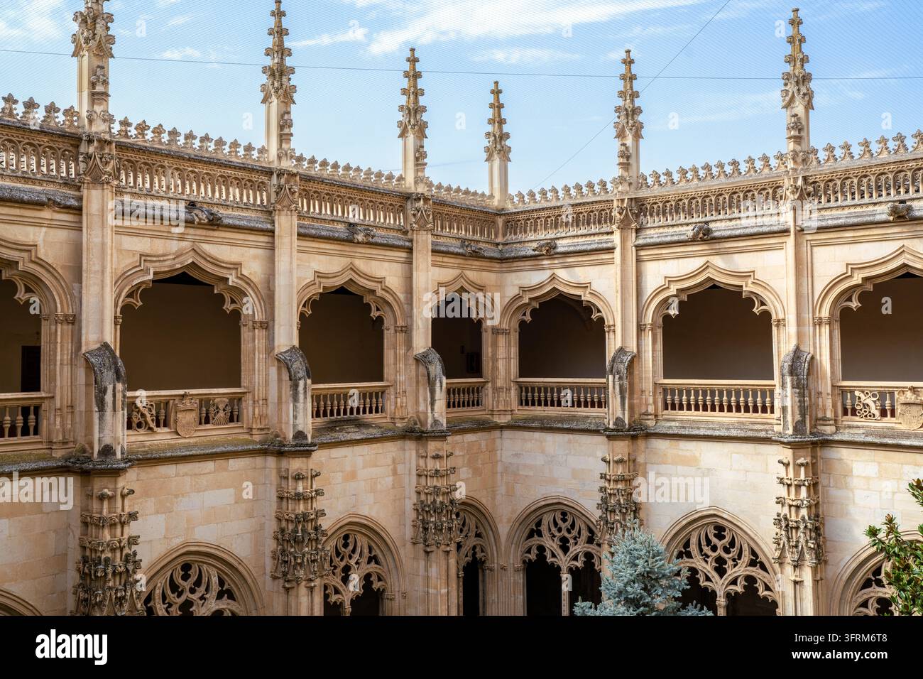 Toledo Espagne - 12 août 2025 : Le couloir intérieur avec une architecture ornée entourant la cour du monastère San Juan de los Reyes à Tolède Banque D'Images
