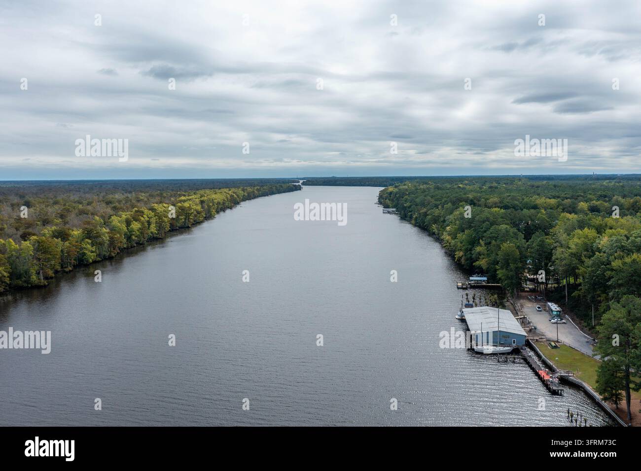 Vue aérienne des rives boisées de la rivière Chowan près de Winton, Caroline du Nord Banque D'Images