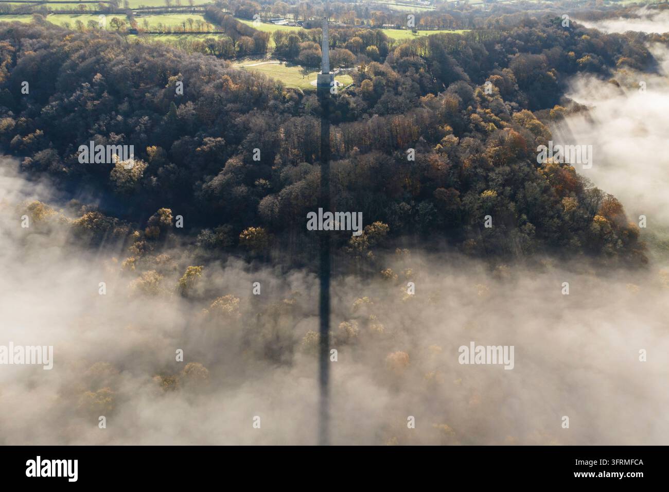 Vue aérienne du monument Wellington projetant une longue ombre, Somerset, Angleterre. Hiver (décembre) 2022. Banque D'Images