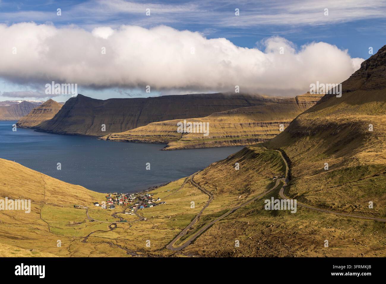 Village de Funningur sur l'île d'Eysturoy, Îles Féroé, Danemark, Europe. Printemps (avril) 2026. Banque D'Images