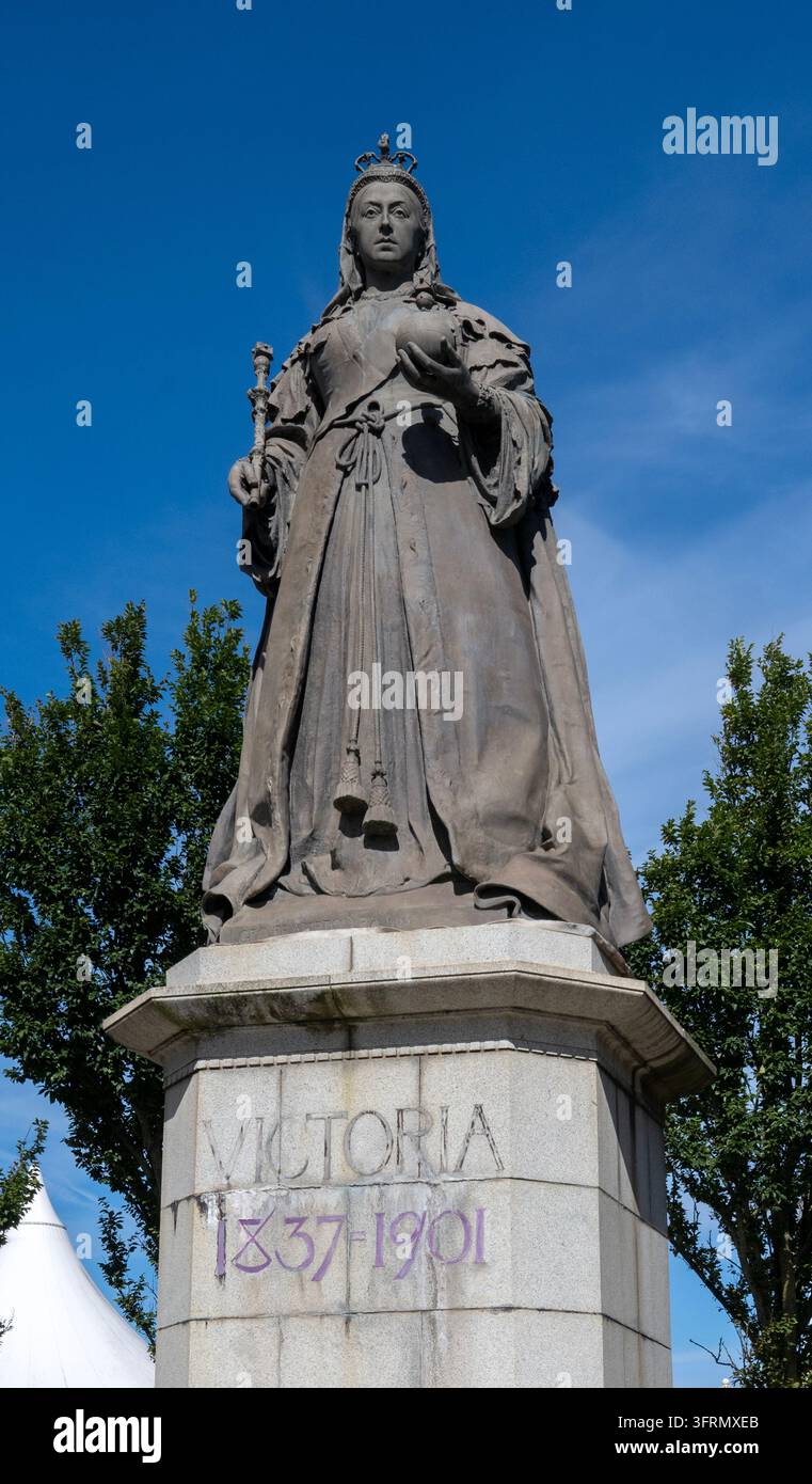 Statue en bronze de la reine Victoria, Nevill Street, Southport, Merseyside, Angleterre, Royaume-Uni Banque D'Images
