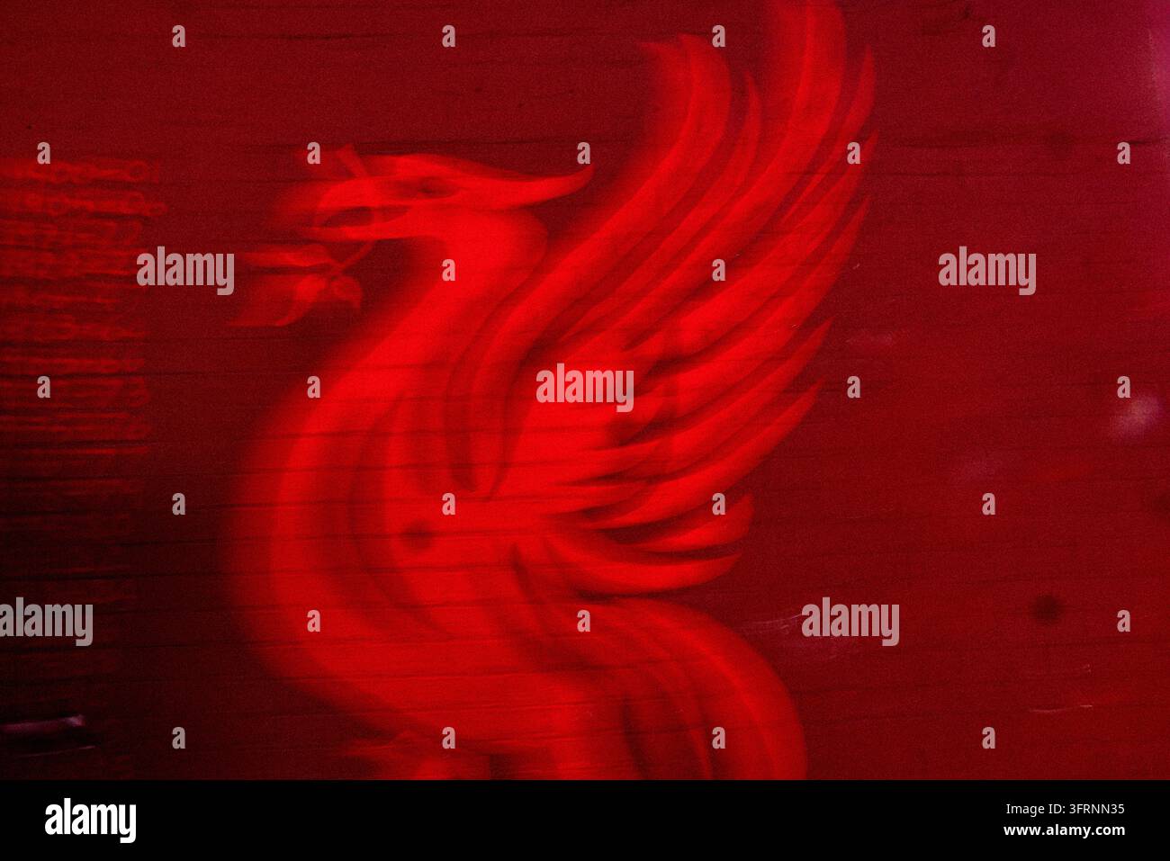 Photographie en gros plan flou de mouvement du symbole emblématique de l'oiseau rouge de Liverpool peint sur un mur à l'extérieur d'Anfield. Banque D'Images