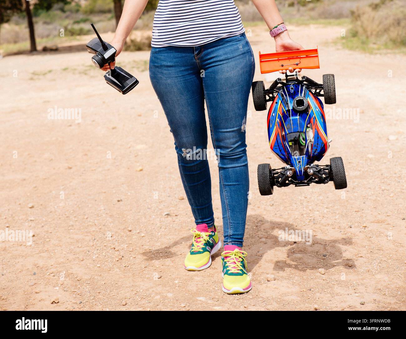 Jeune femme avec commande et voiture RC Banque D'Images